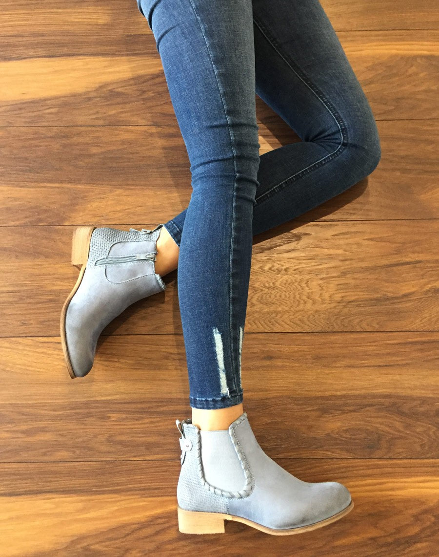 Bottines plates bleues claires bi matières à détails