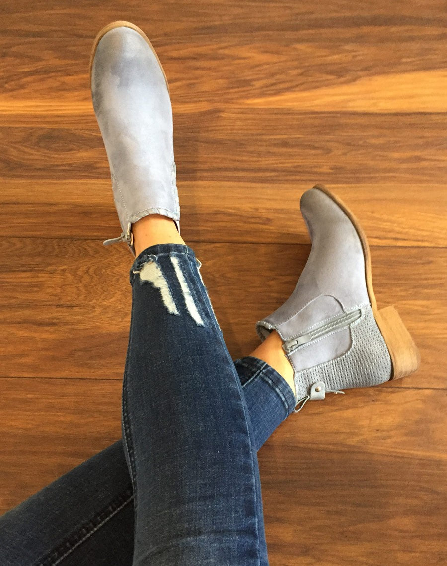 Bottines plates bleues claires bi matières à détails