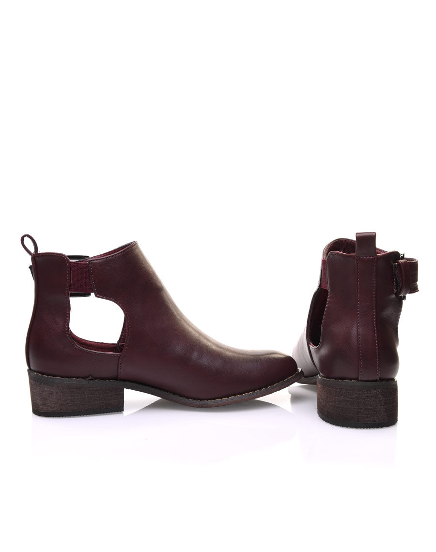 Bottines plates bordeaux ajourées avec sangle