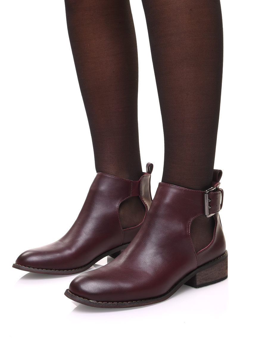 Bottines plates bordeaux ajourées avec sangle
