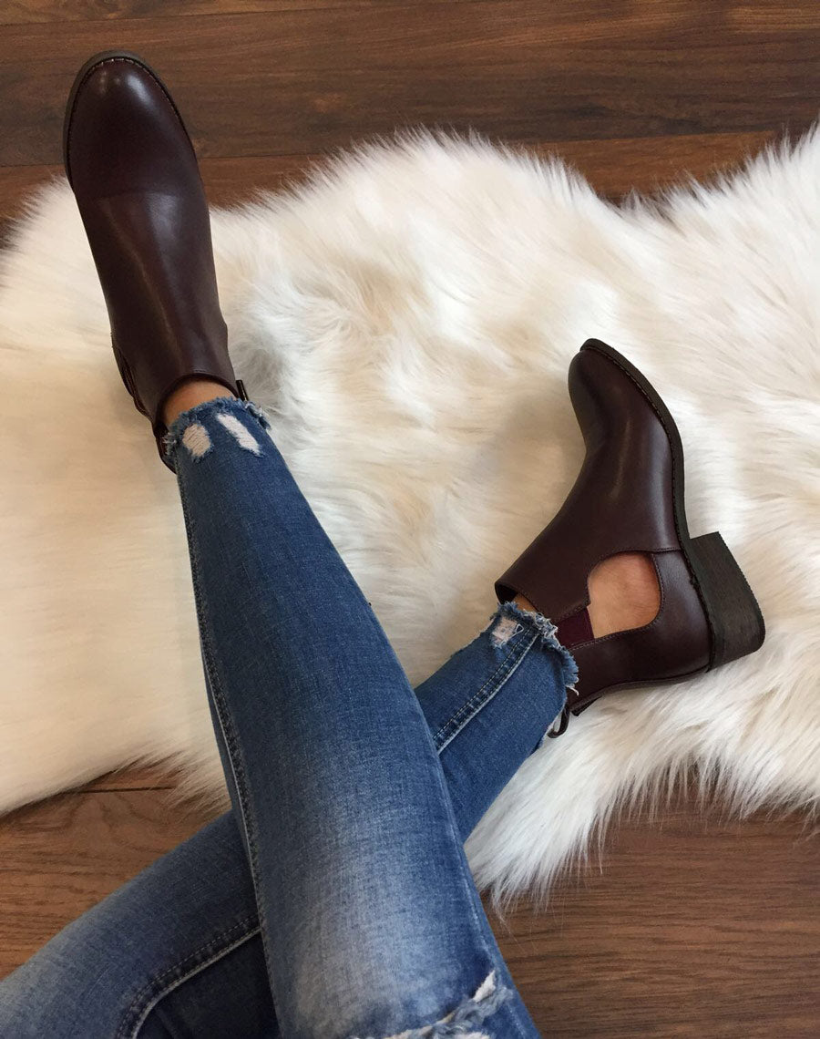 Bottines plates bordeaux ajourées avec sangle