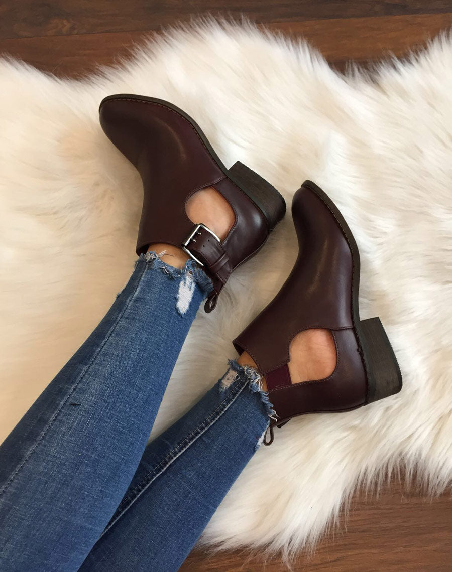 Bottines plates bordeaux ajourées avec sangle