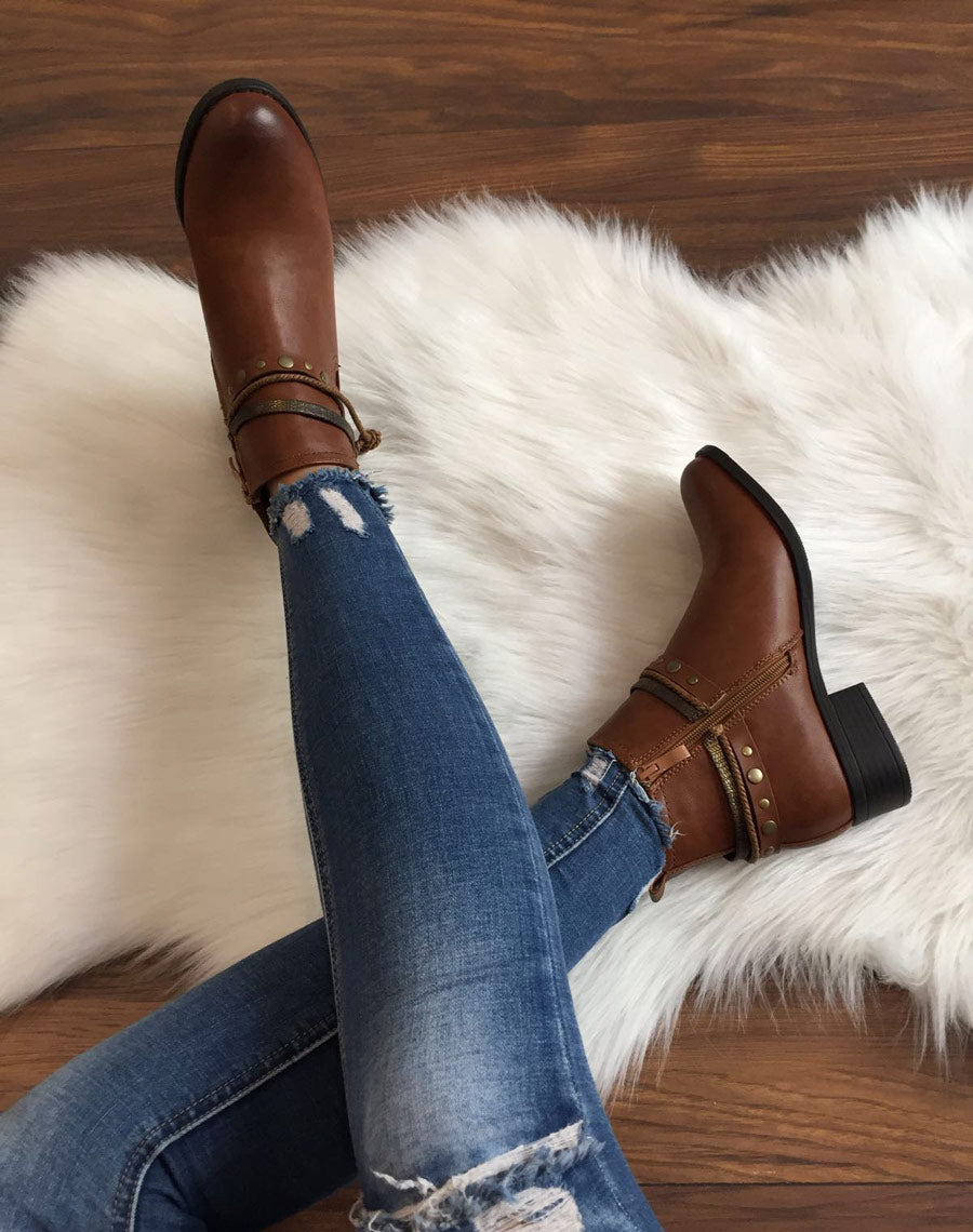 Bottines plates camel avec différentes lanières