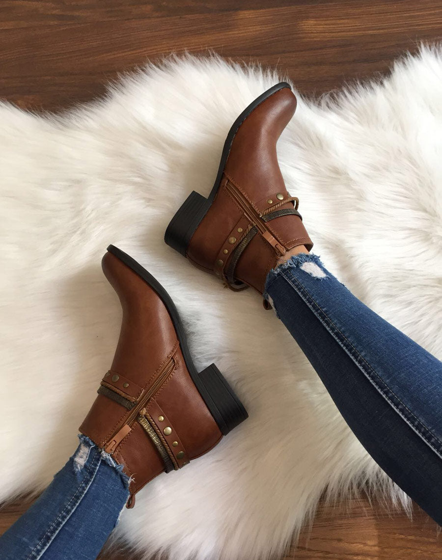 Bottines plates camel avec différentes lanières