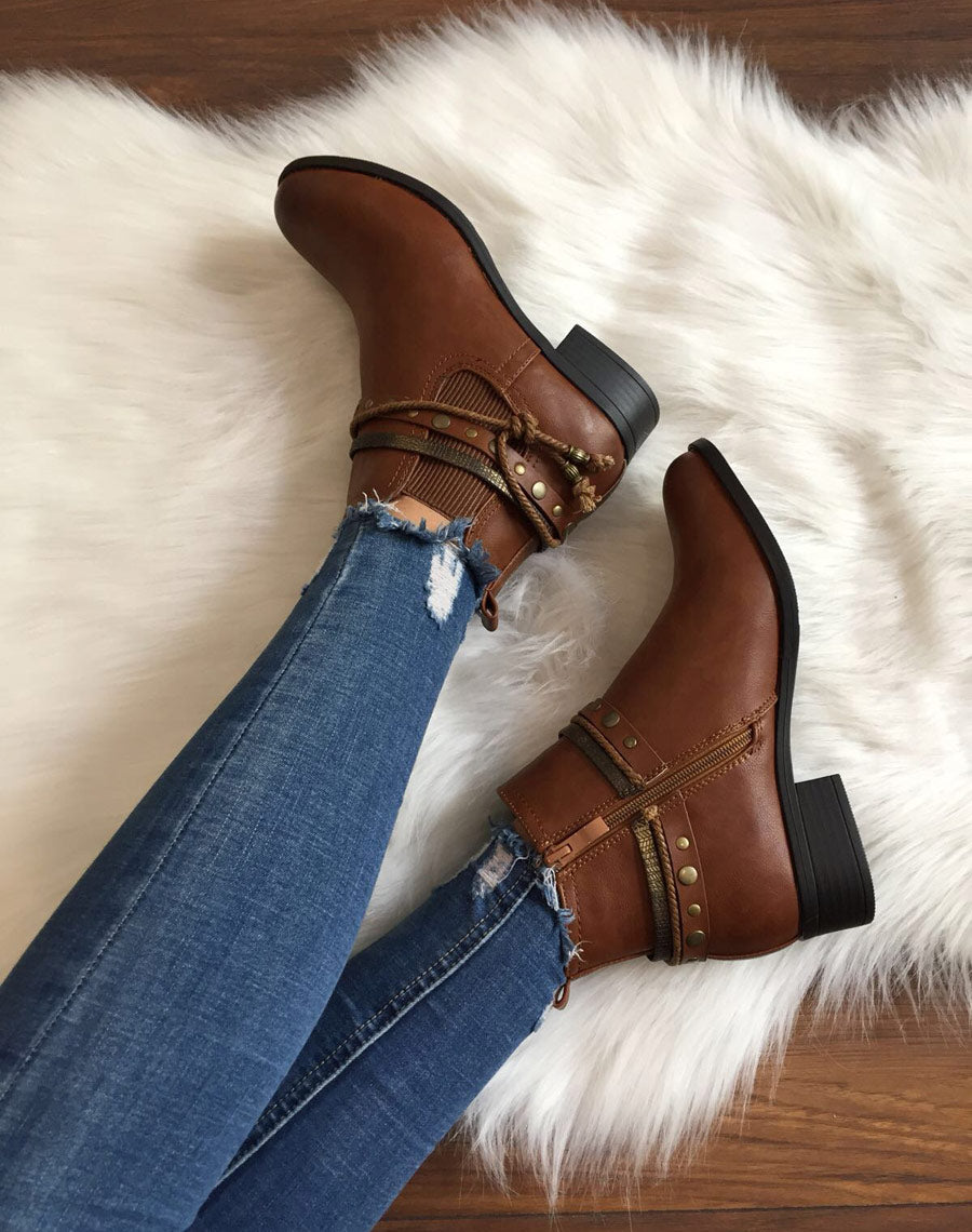 Bottines plates camel avec différentes lanières