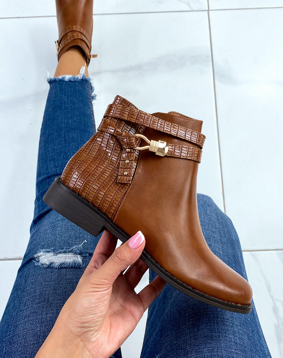 Bottines plates camel à double lanières et bijoux dorés