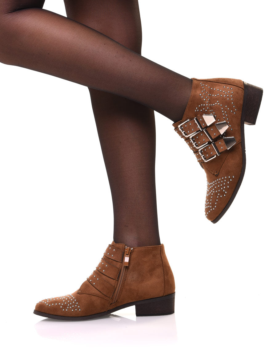 Bottines plates camel en suédine cloutées