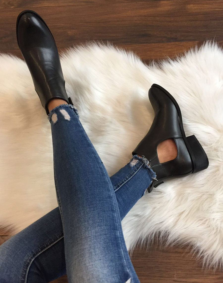 Bottines plates grises ajourées avec sangle