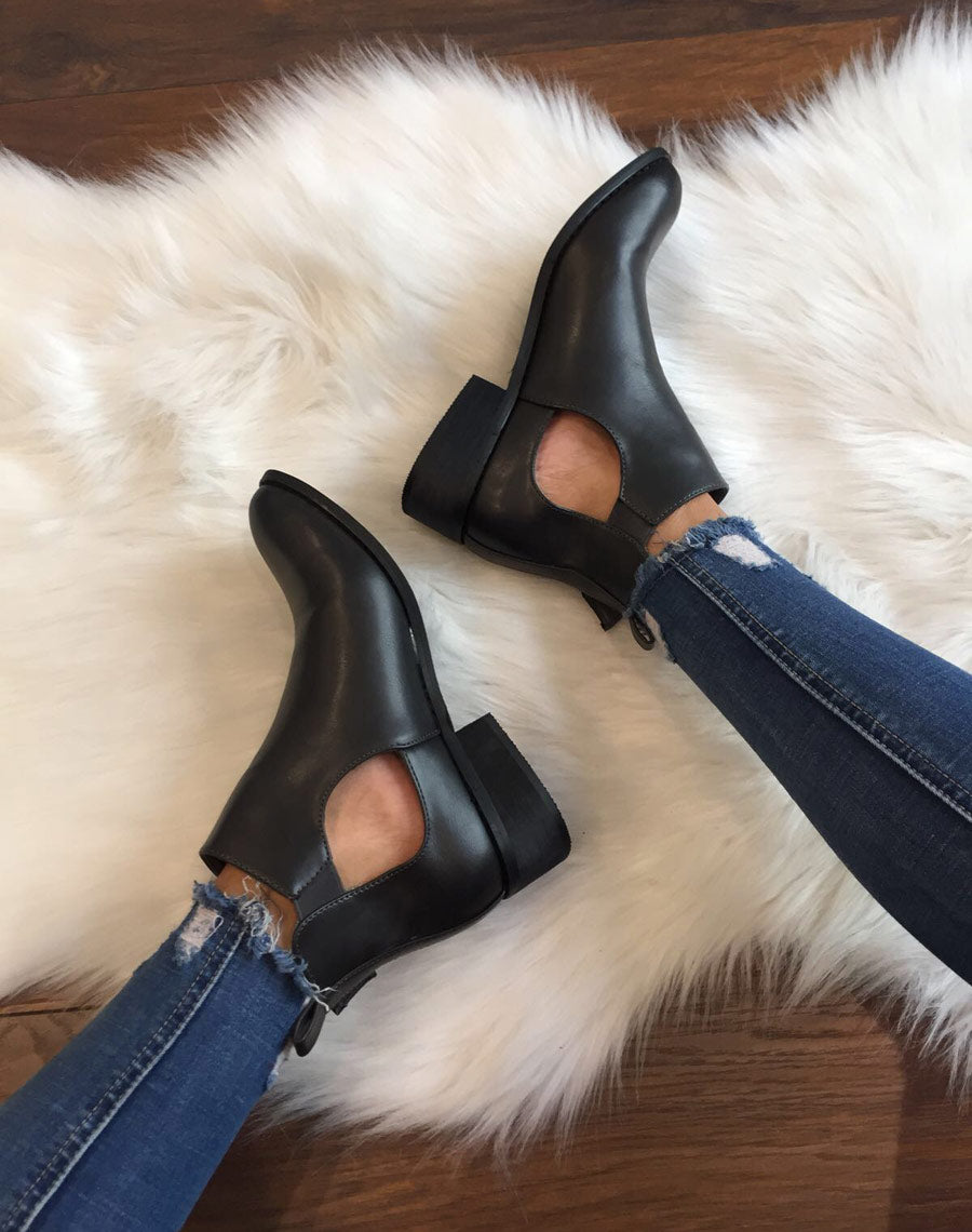 Bottines plates grises ajourées avec sangle