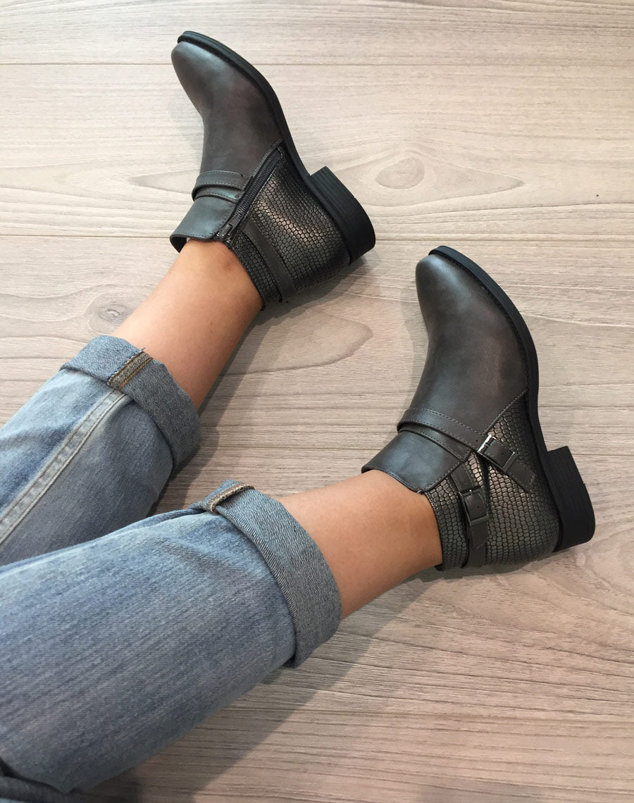 Bottines plates grises bi matières avec fines lanières