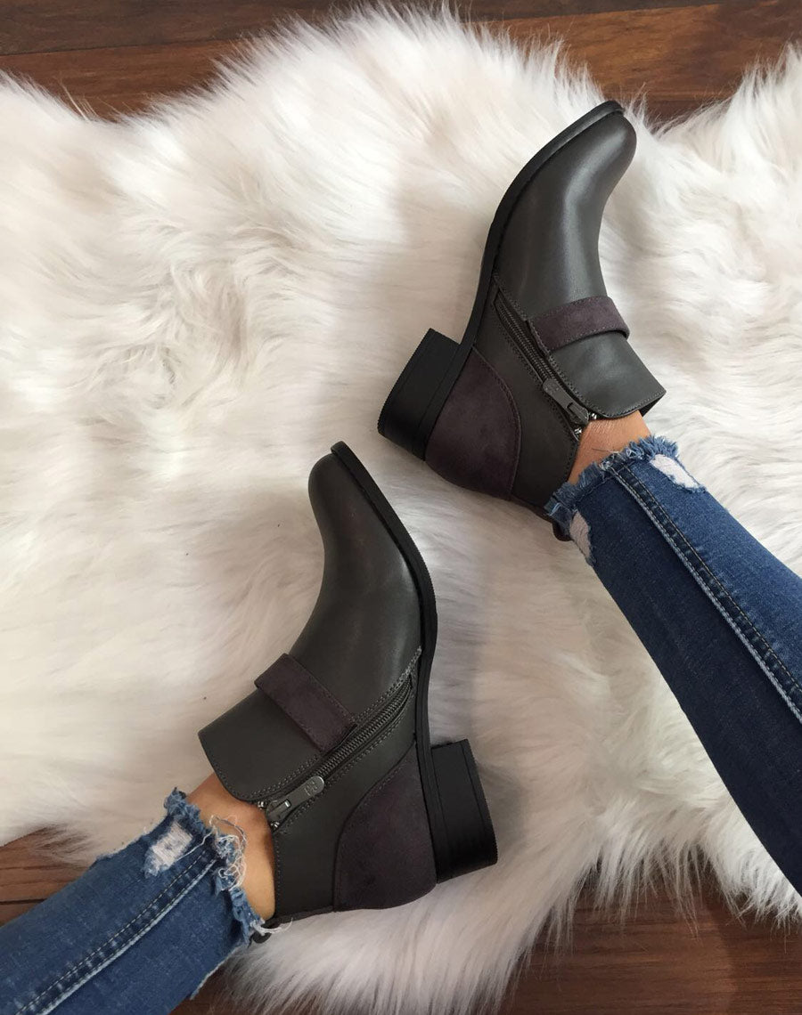 Bottines plates grises empiècements suédines