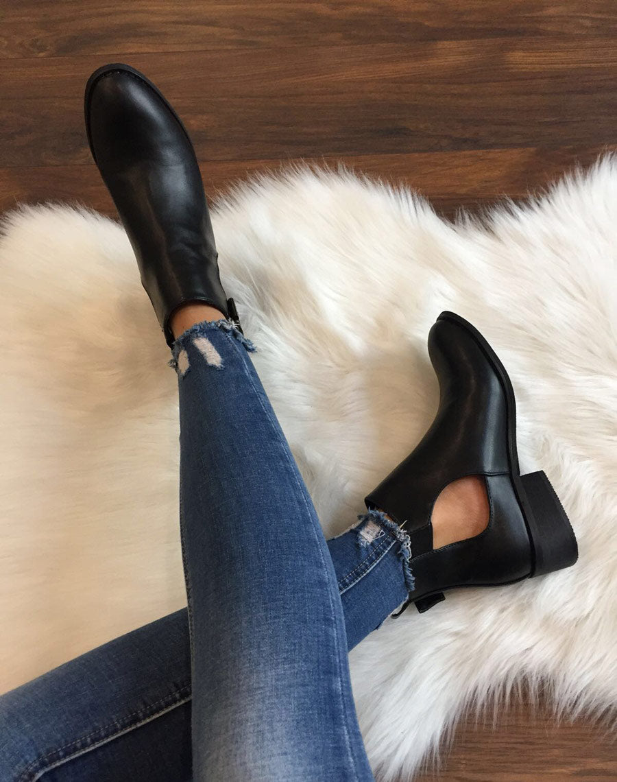 Bottines plates noires ajourées avec sangle