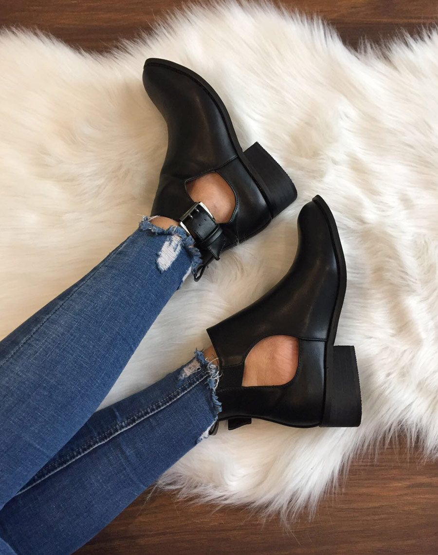 Bottines plates noires ajourées avec sangle