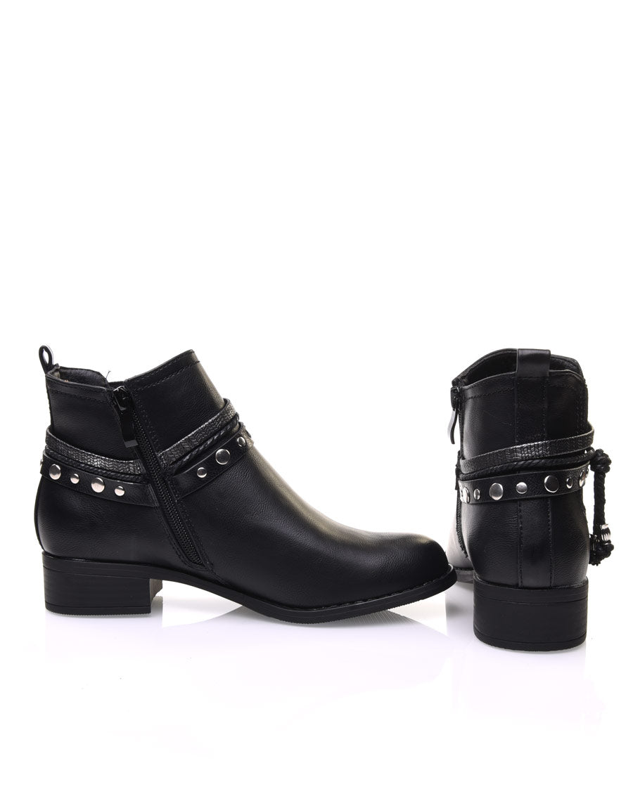 Bottines plates noires avec différentes lanières