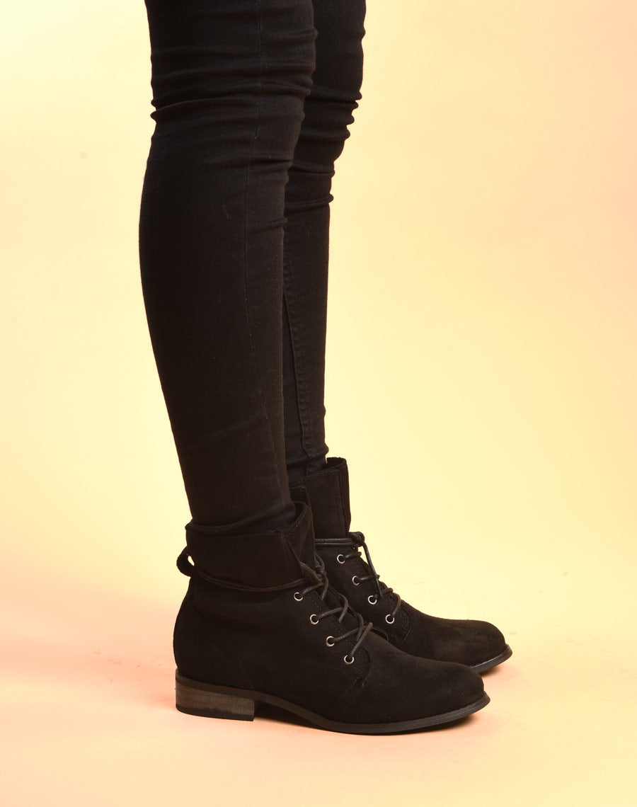Bottines plates noires avec haut souple et lacets