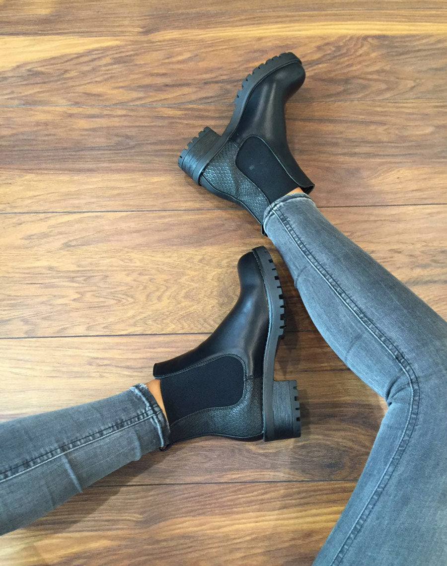 Bottines plates noires avec élastiques et motifs python