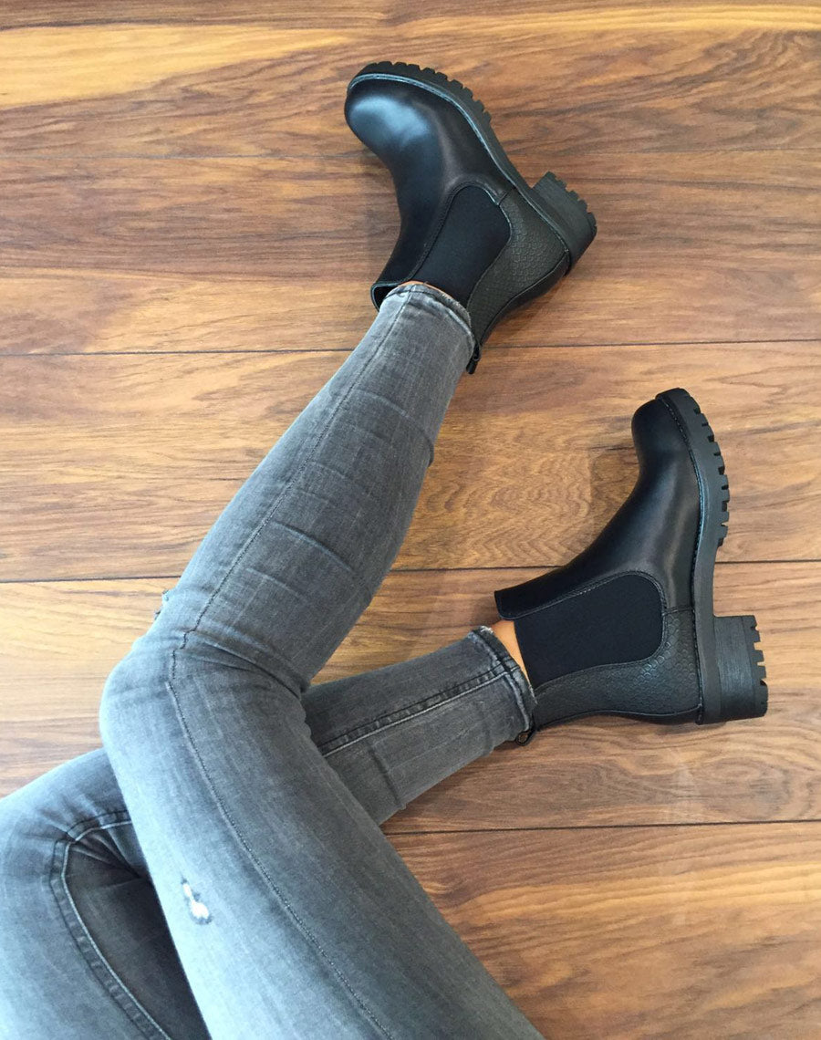 Bottines plates noires avec élastiques et motifs python