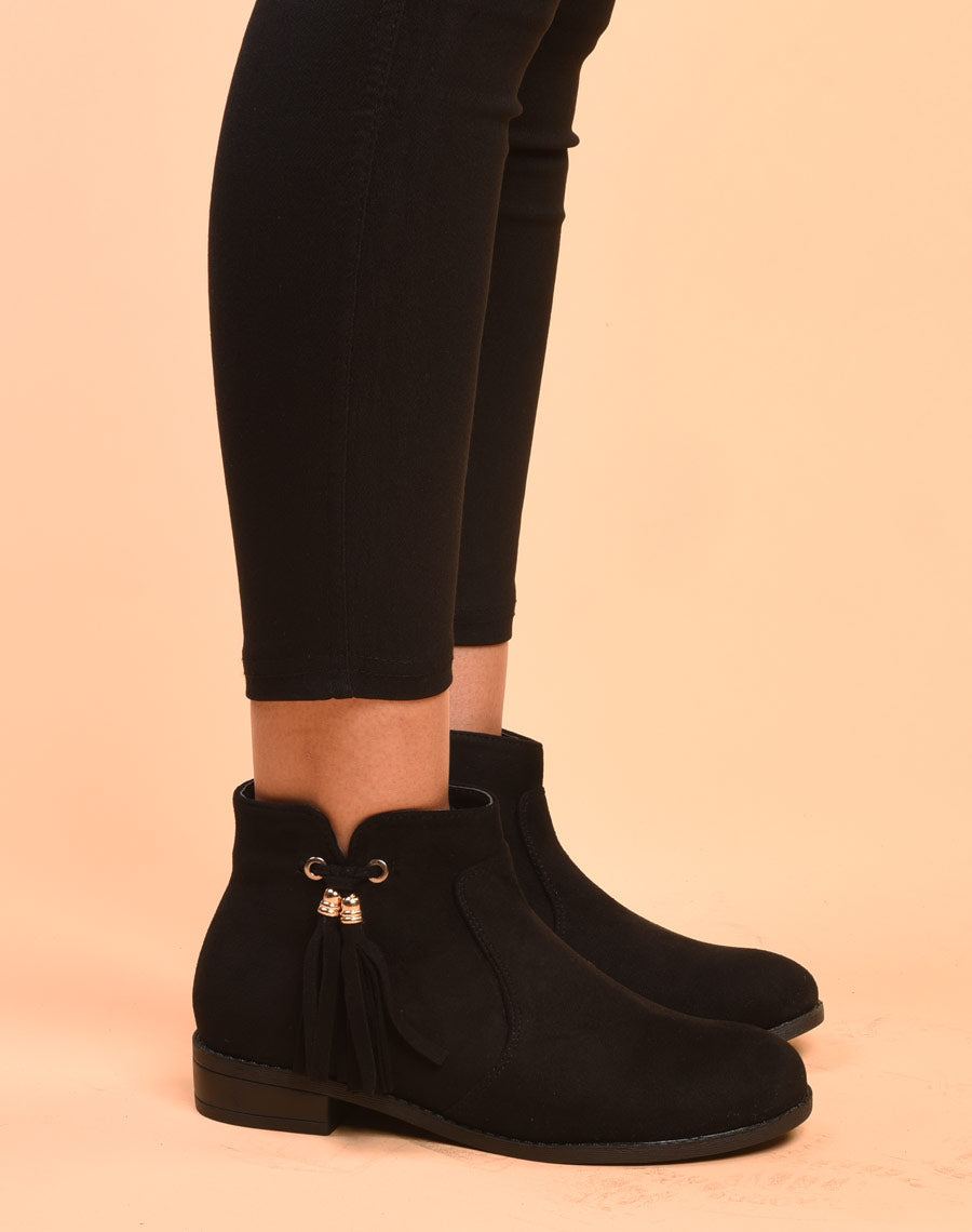 Bottines plates noires avec pompons à franges
