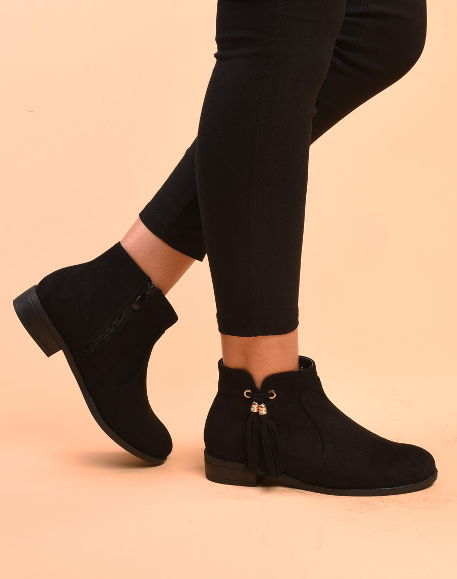 Bottines plates noires avec pompons à franges