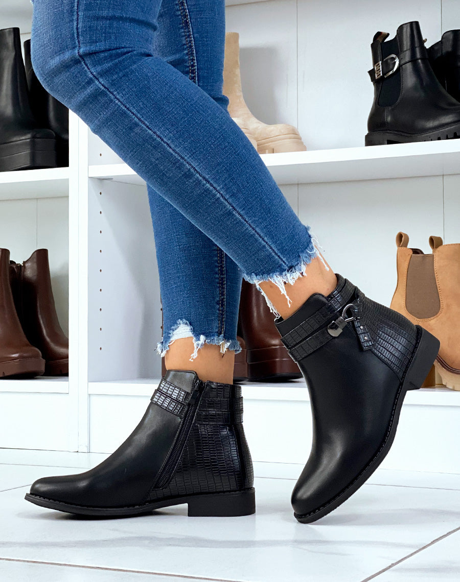 Bottines plates noires à double lanières et bijoux argentés