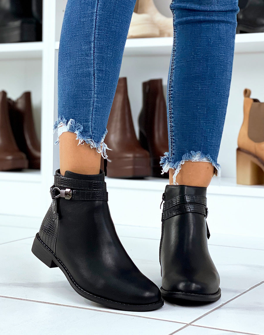Bottines plates noires à double lanières et bijoux argentés