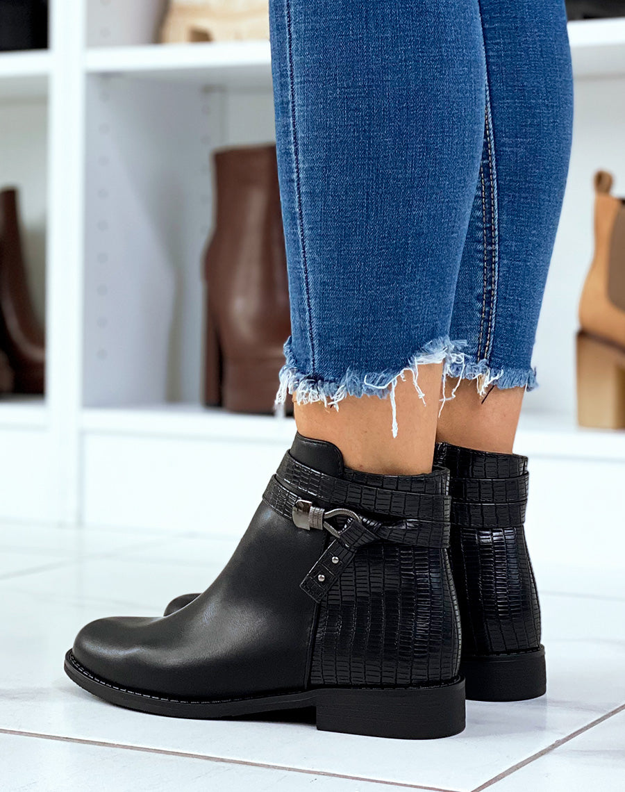 Bottines plates noires à double lanières et bijoux argentés