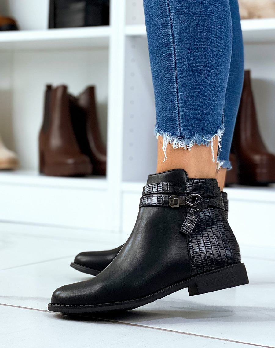 Bottines plates noires à double lanières et bijoux argentés