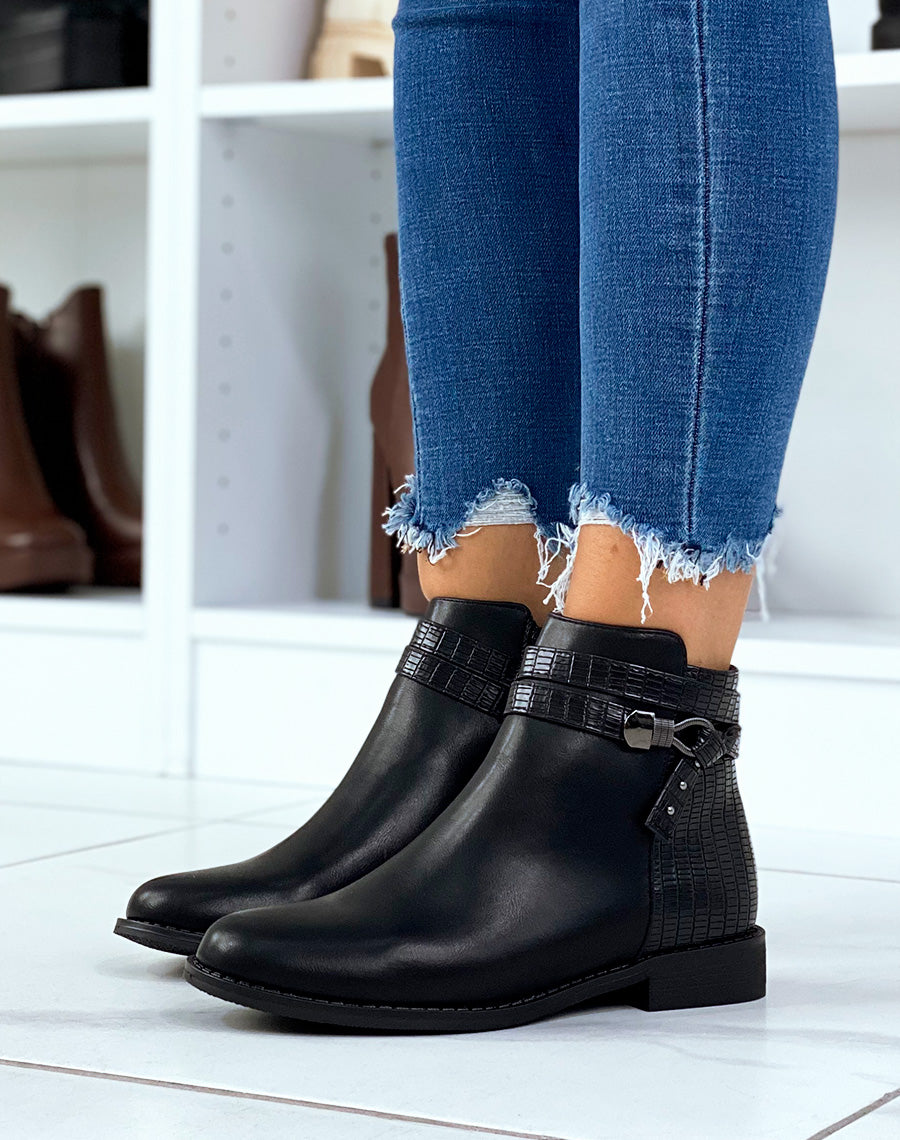 Bottines plates noires à double lanières et bijoux argentés