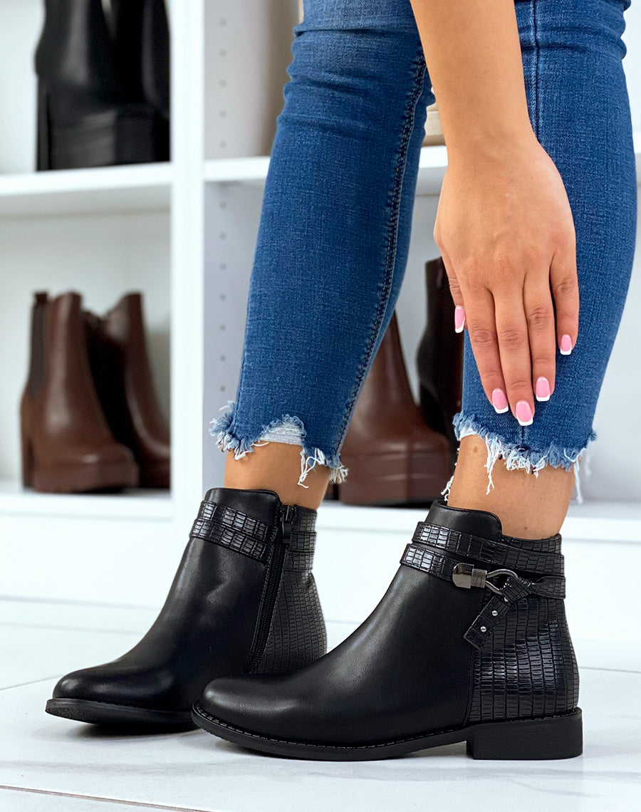 Bottines plates noires à double lanières et bijoux argentés
