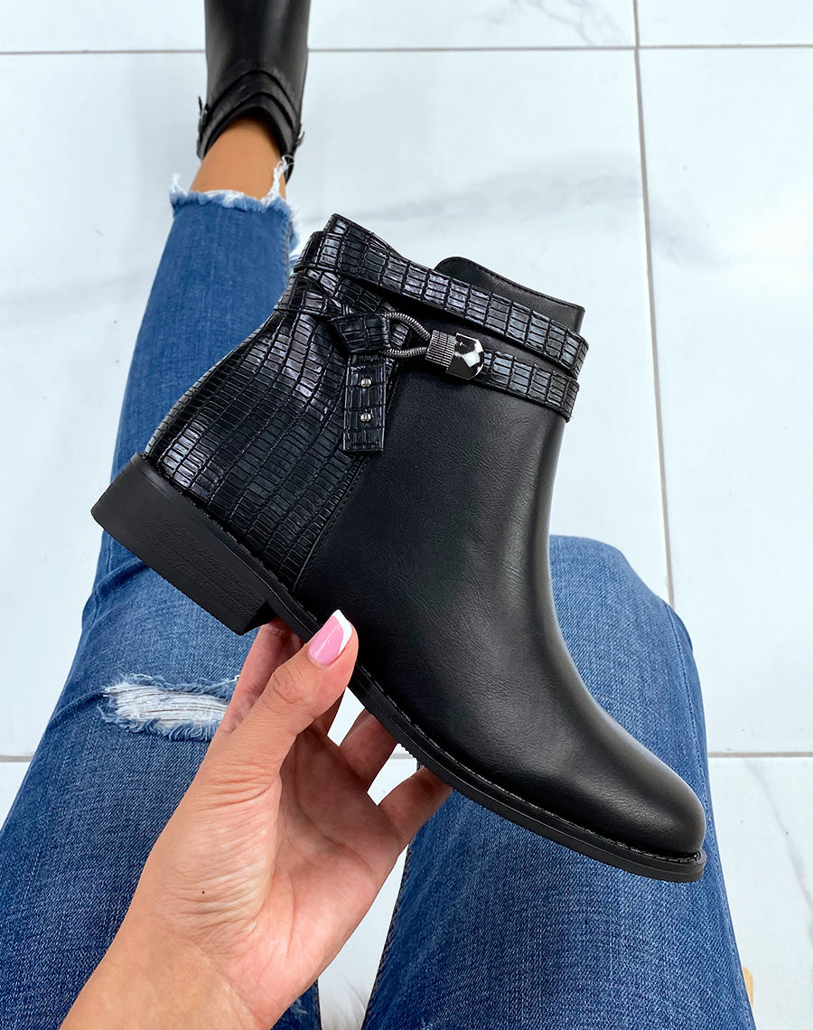 Bottines plates noires à double lanières et bijoux argentés