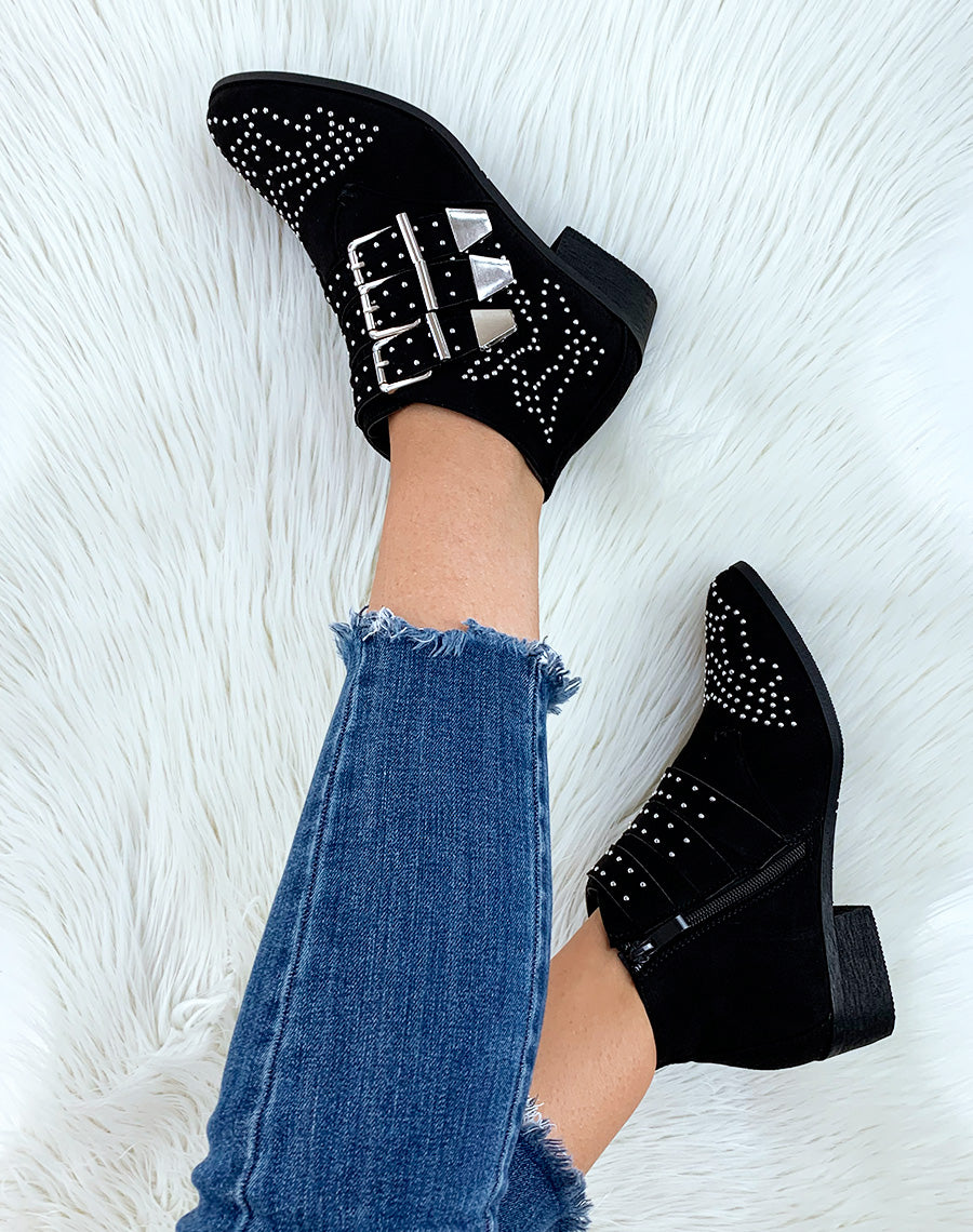Bottines plates noires en suédine cloutées