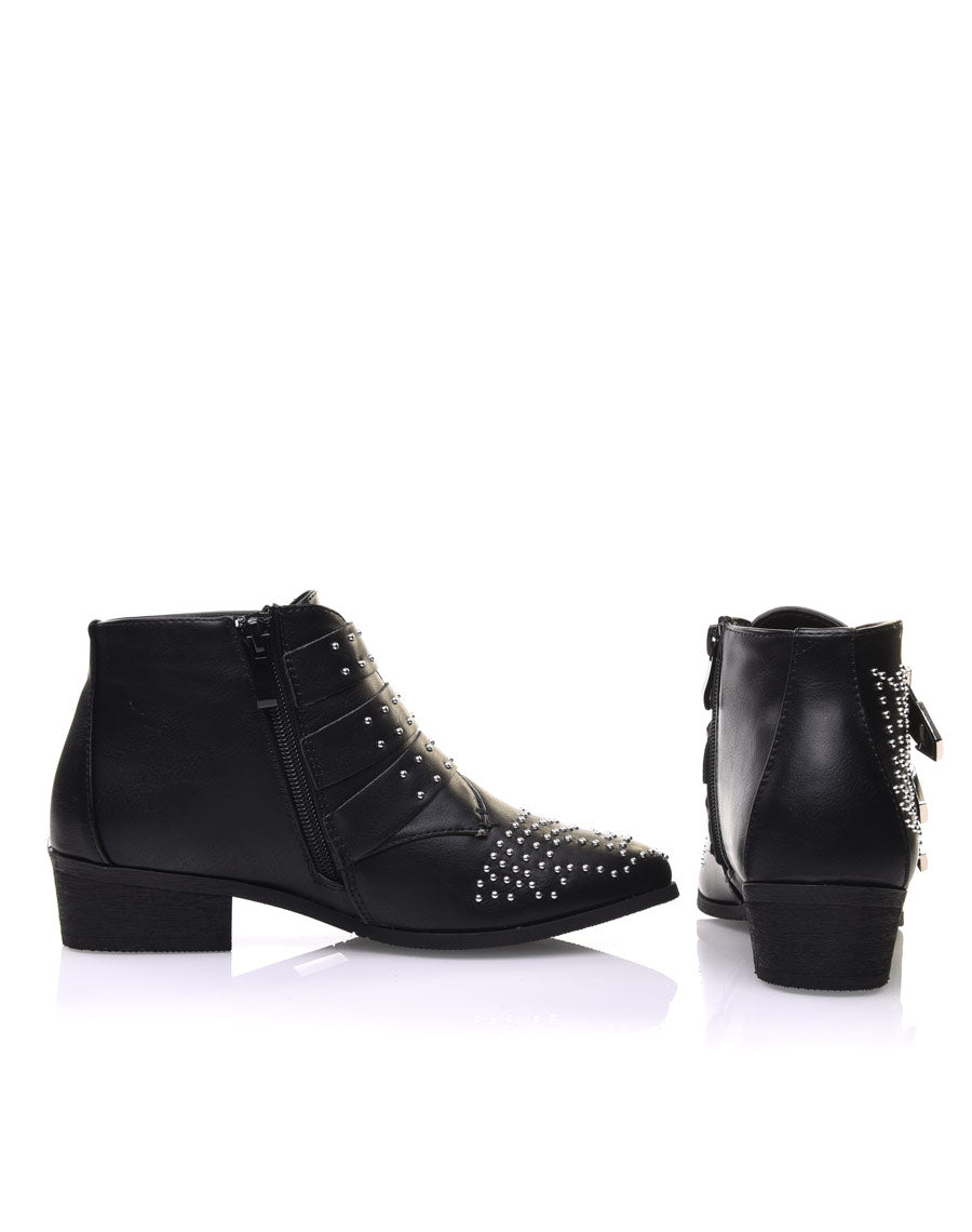 Bottines plates noires entièrement cloutées