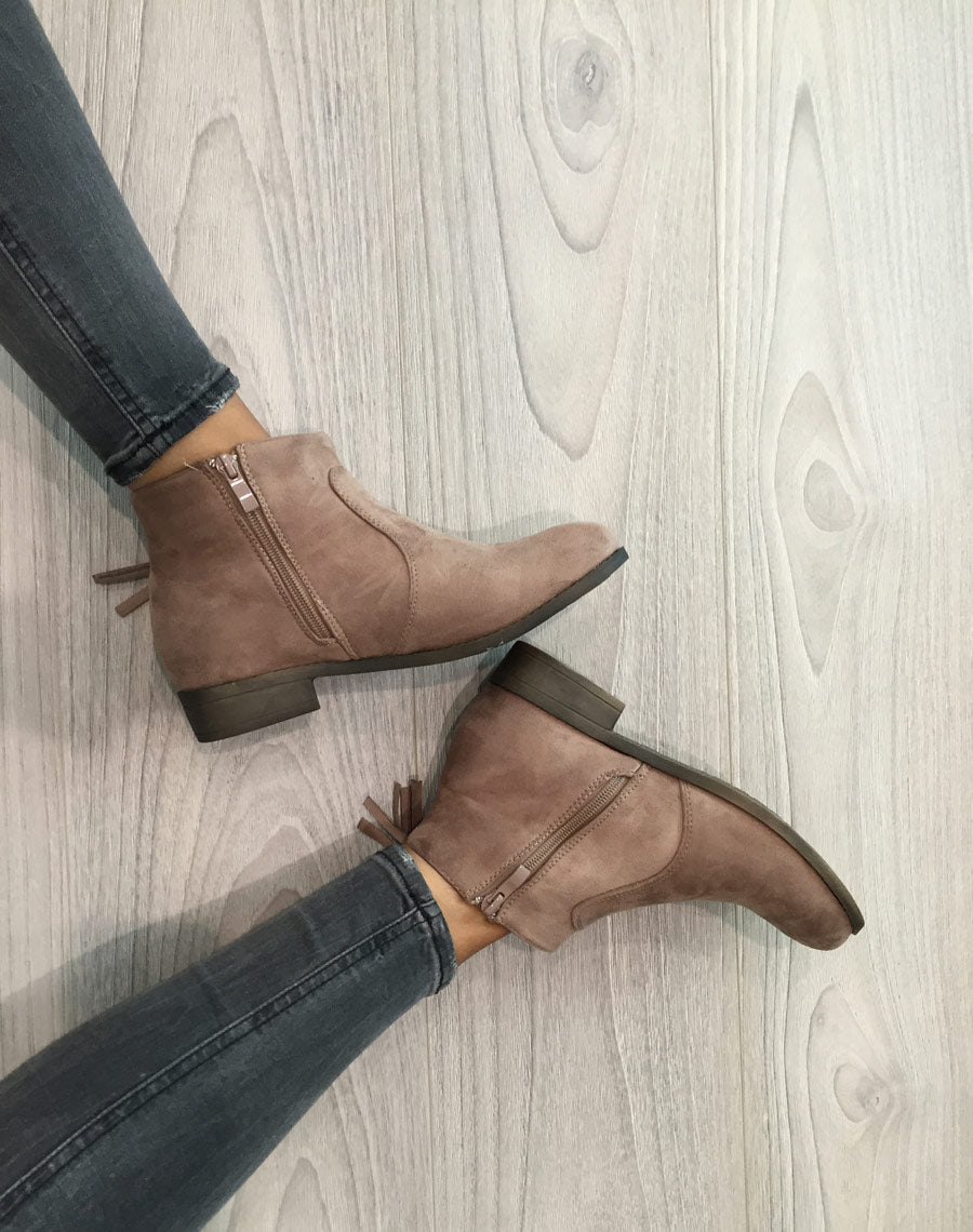 Bottines plates taupe avec pompons à franges