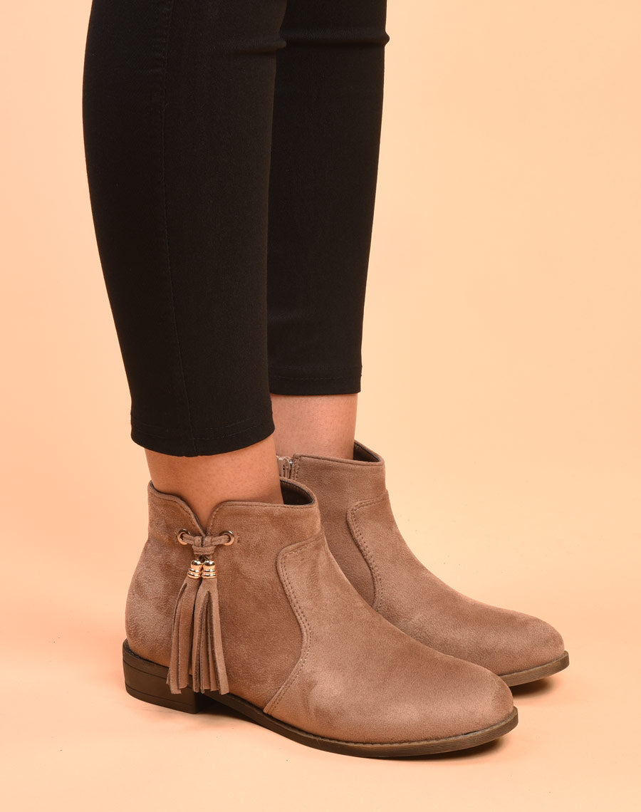 Bottines plates taupe avec pompons à franges