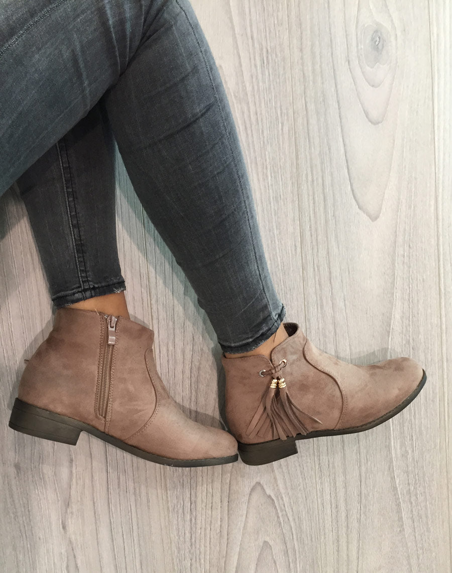 Bottines plates taupe avec pompons à franges