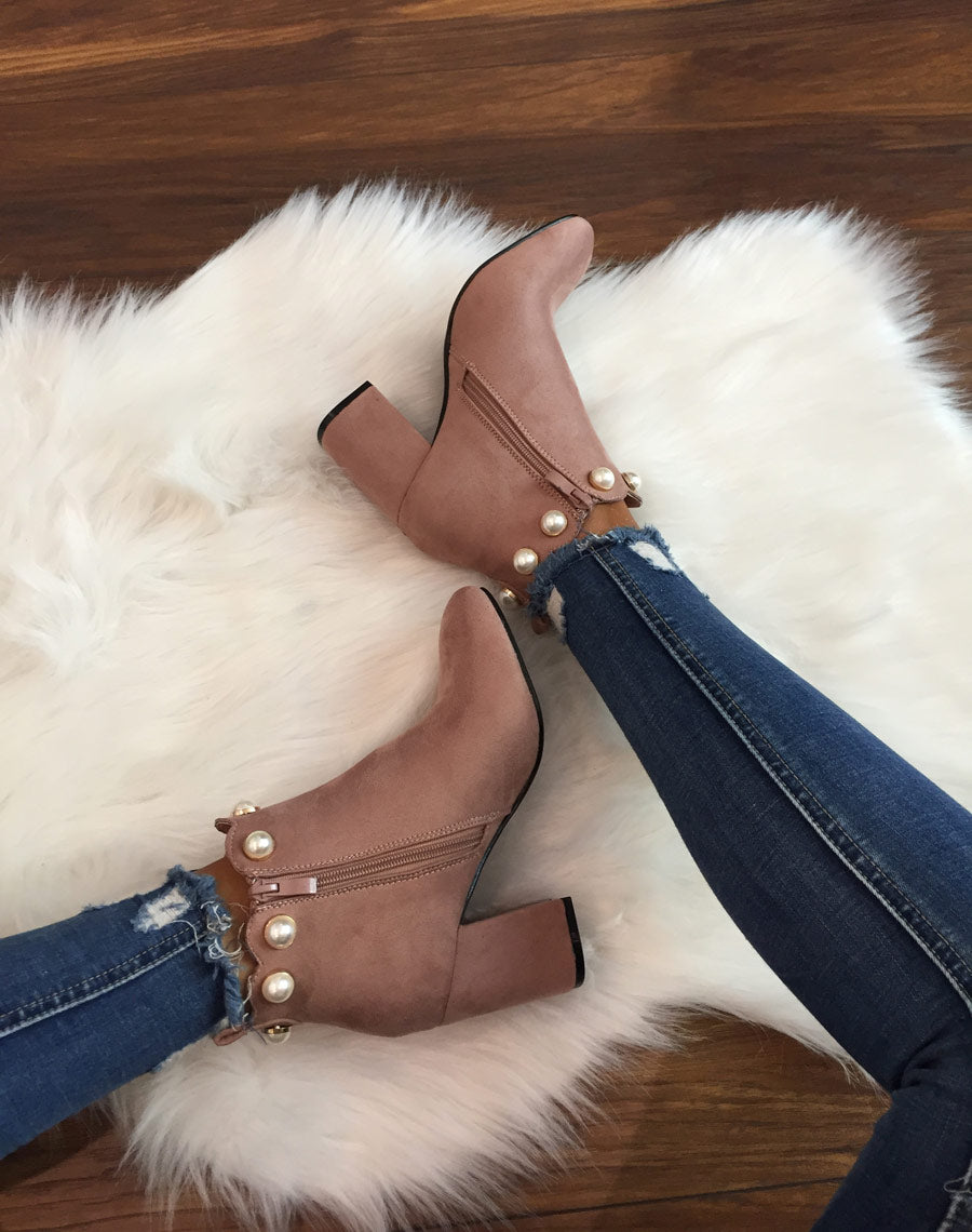 Bottines roses bordées de perles