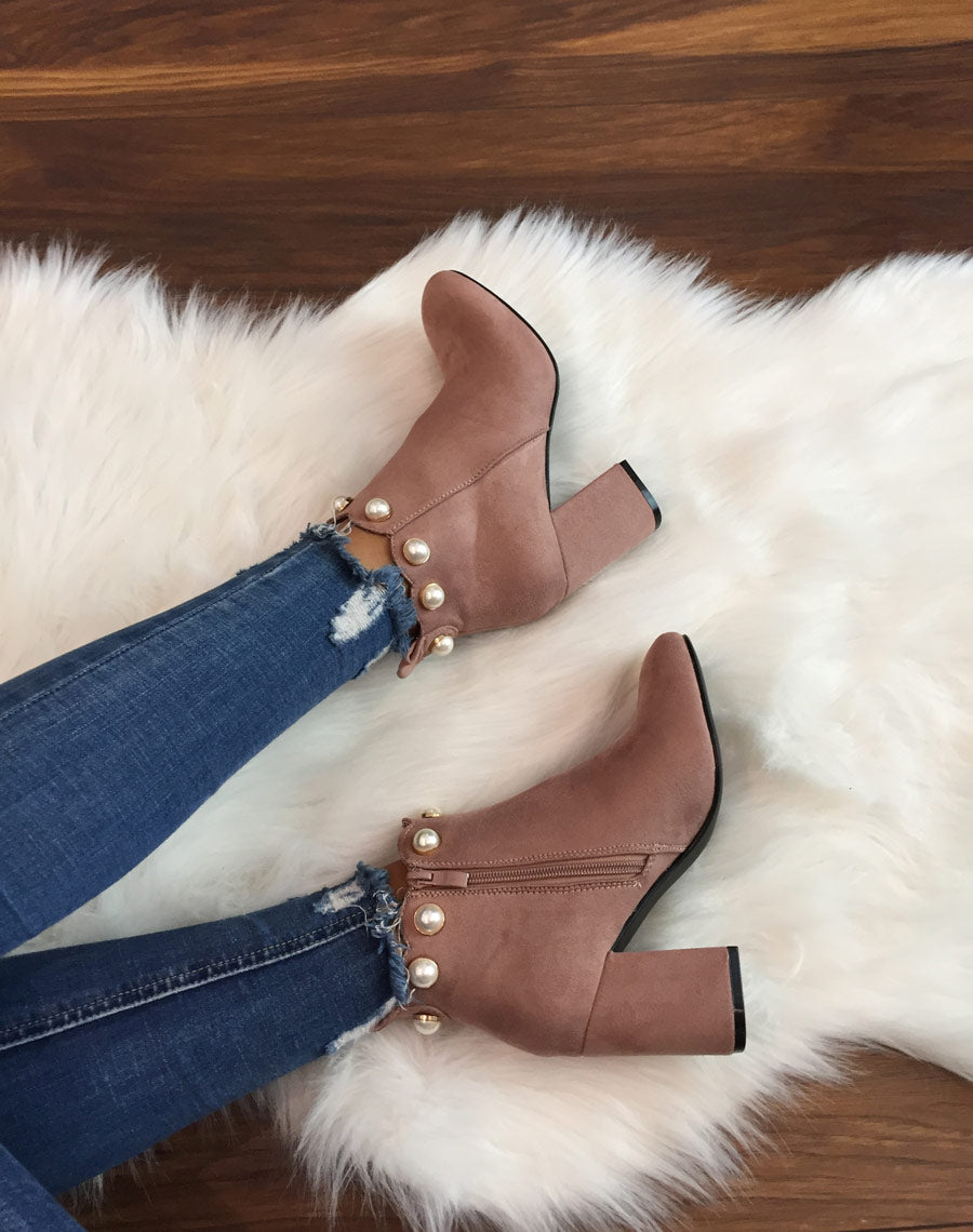 Bottines roses bordées de perles