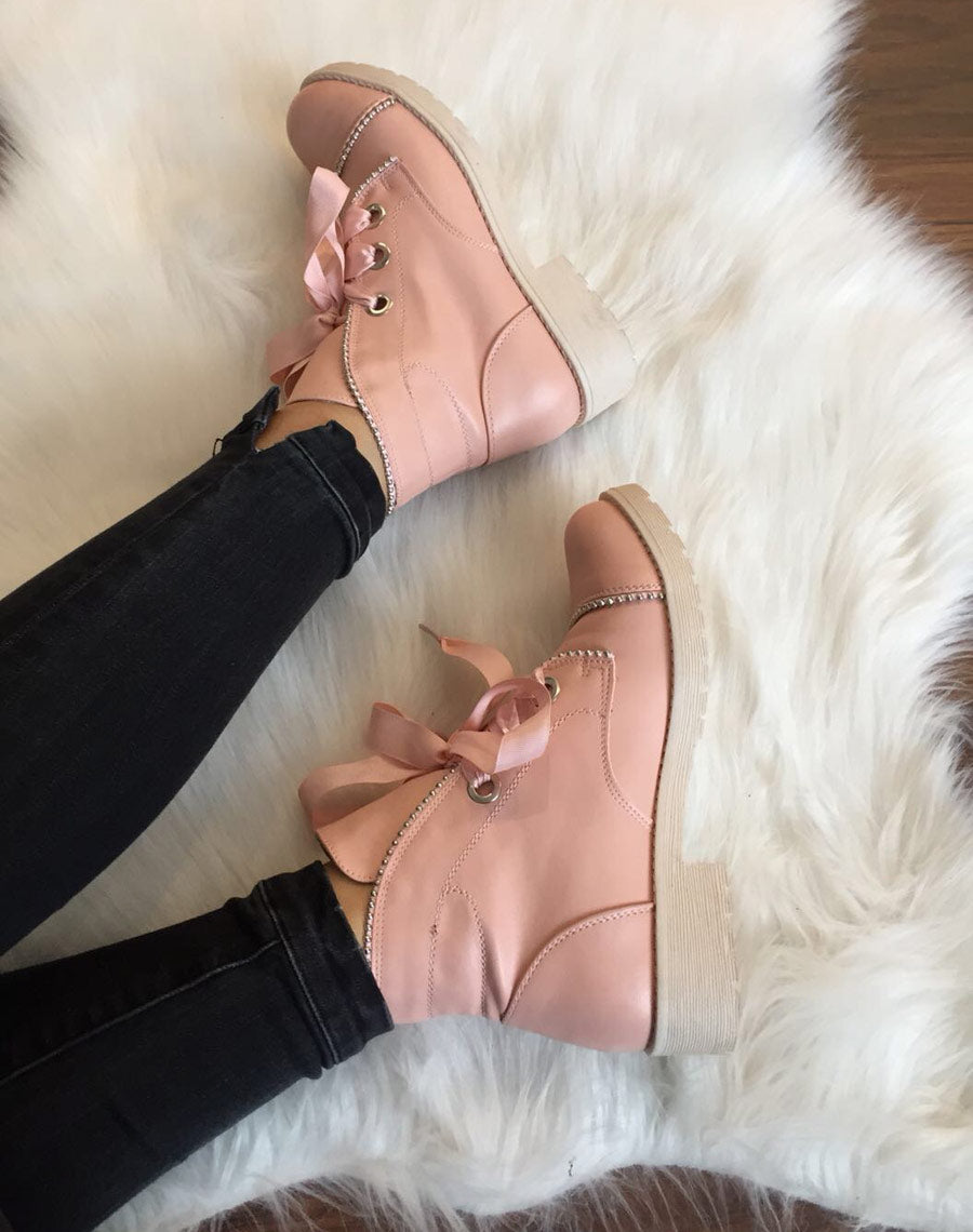 Bottines roses cloutées à semelles épaisses