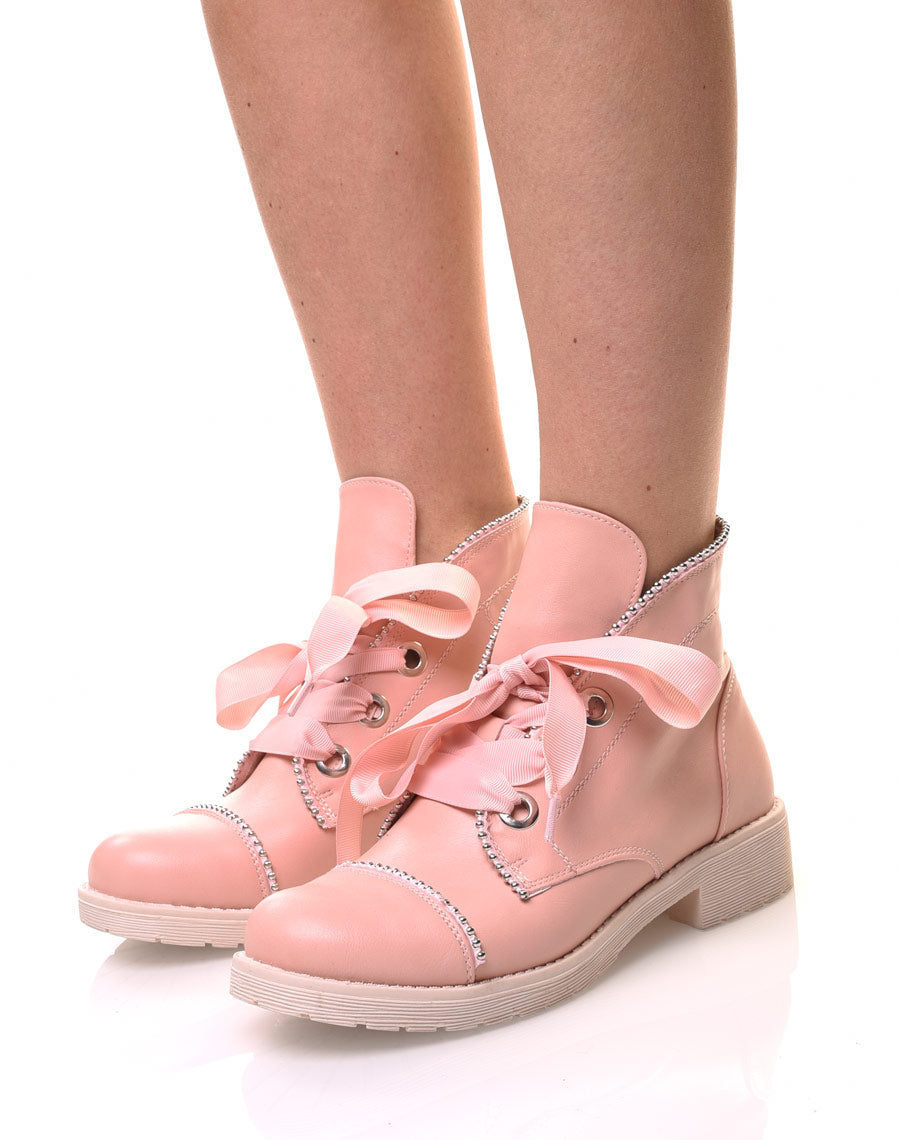 Bottines roses cloutées à semelles épaisses