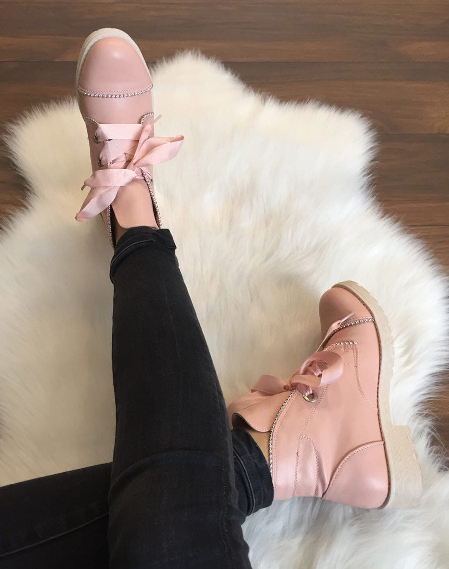 Bottines roses cloutées à semelles épaisses