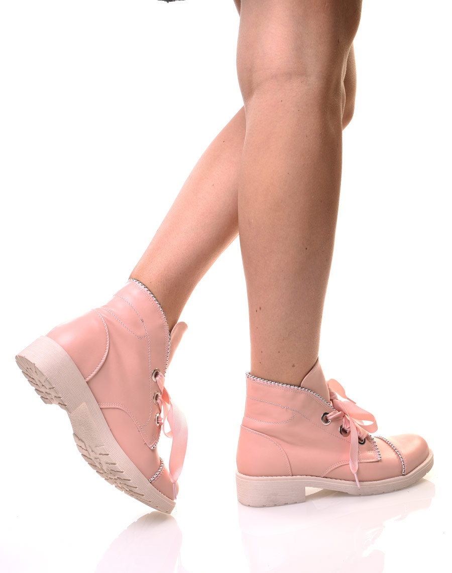 Bottines roses cloutées à semelles épaisses