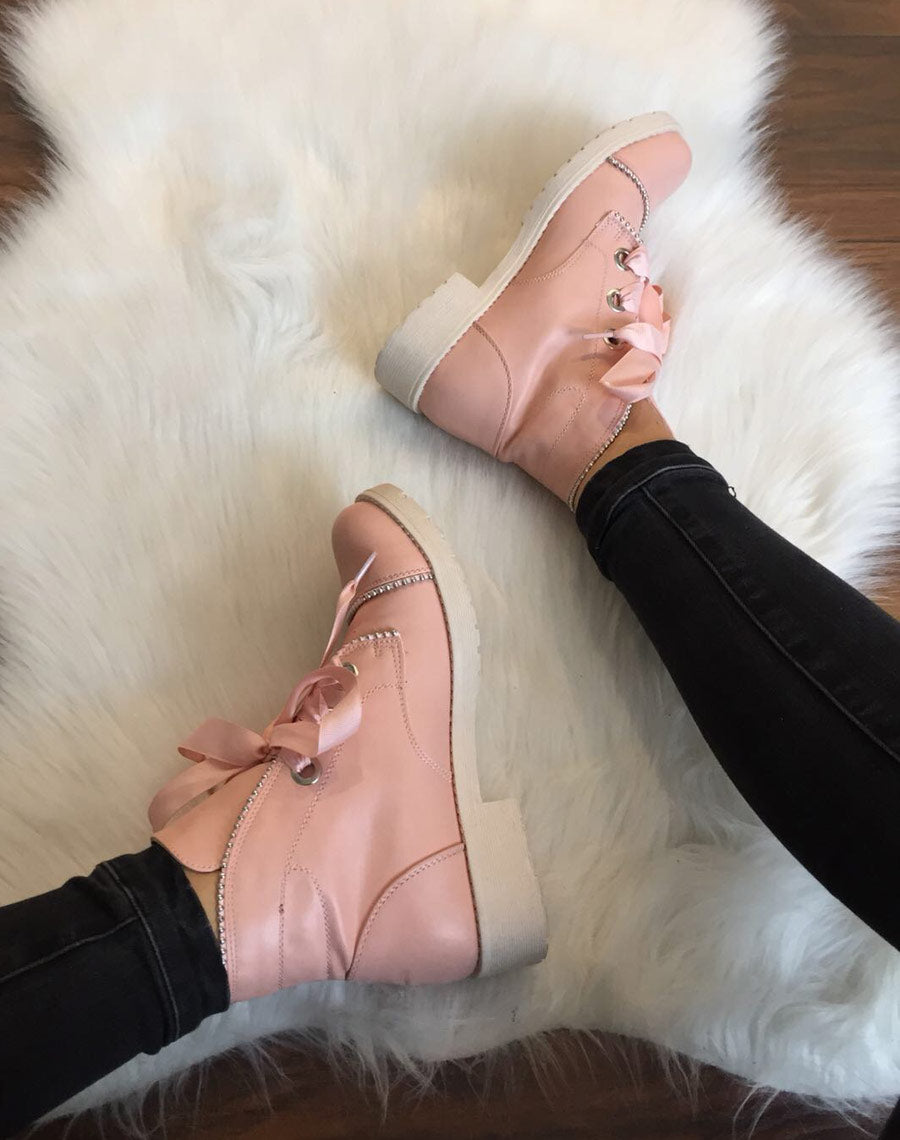 Bottines roses cloutées à semelles épaisses