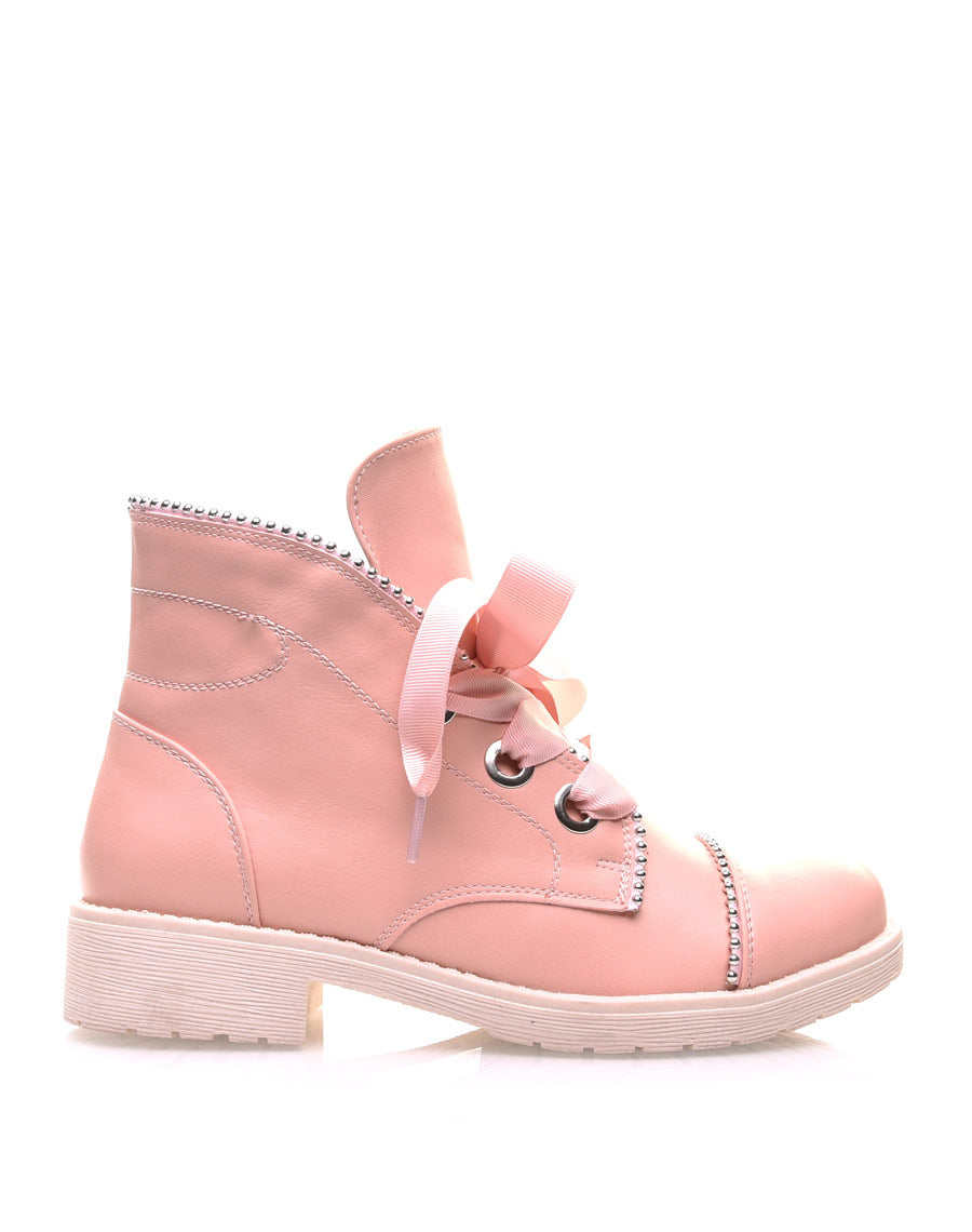Bottines roses cloutées à semelles épaisses