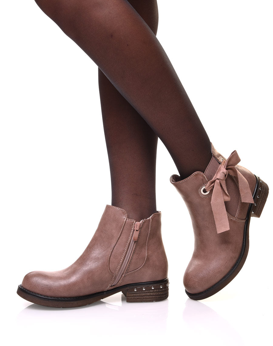 Bottines roses à nœud et œillets