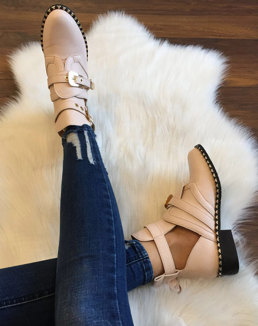 Bottines roses pales ajourées semelles cloutées