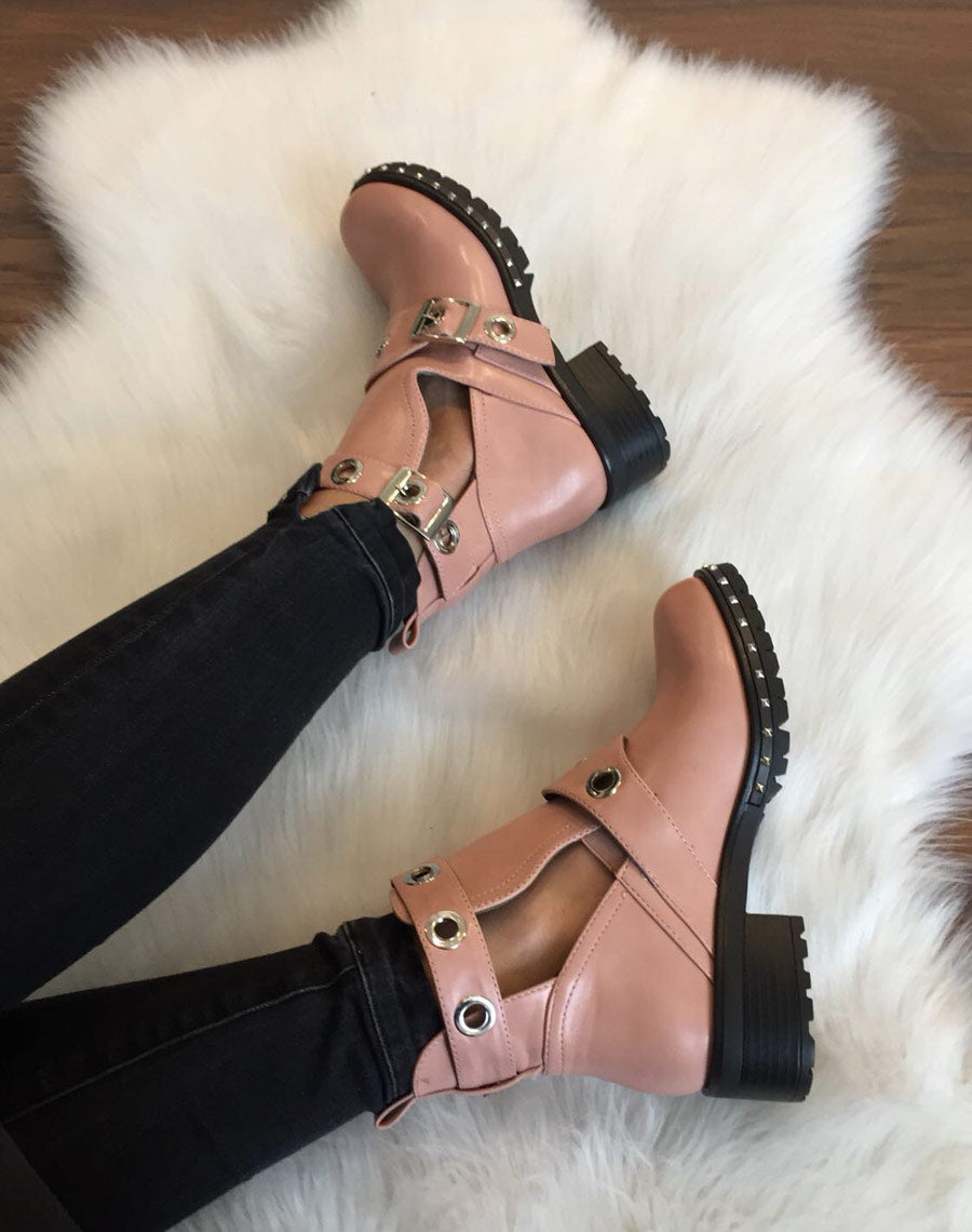 Bottines roses plates ajourées œillets