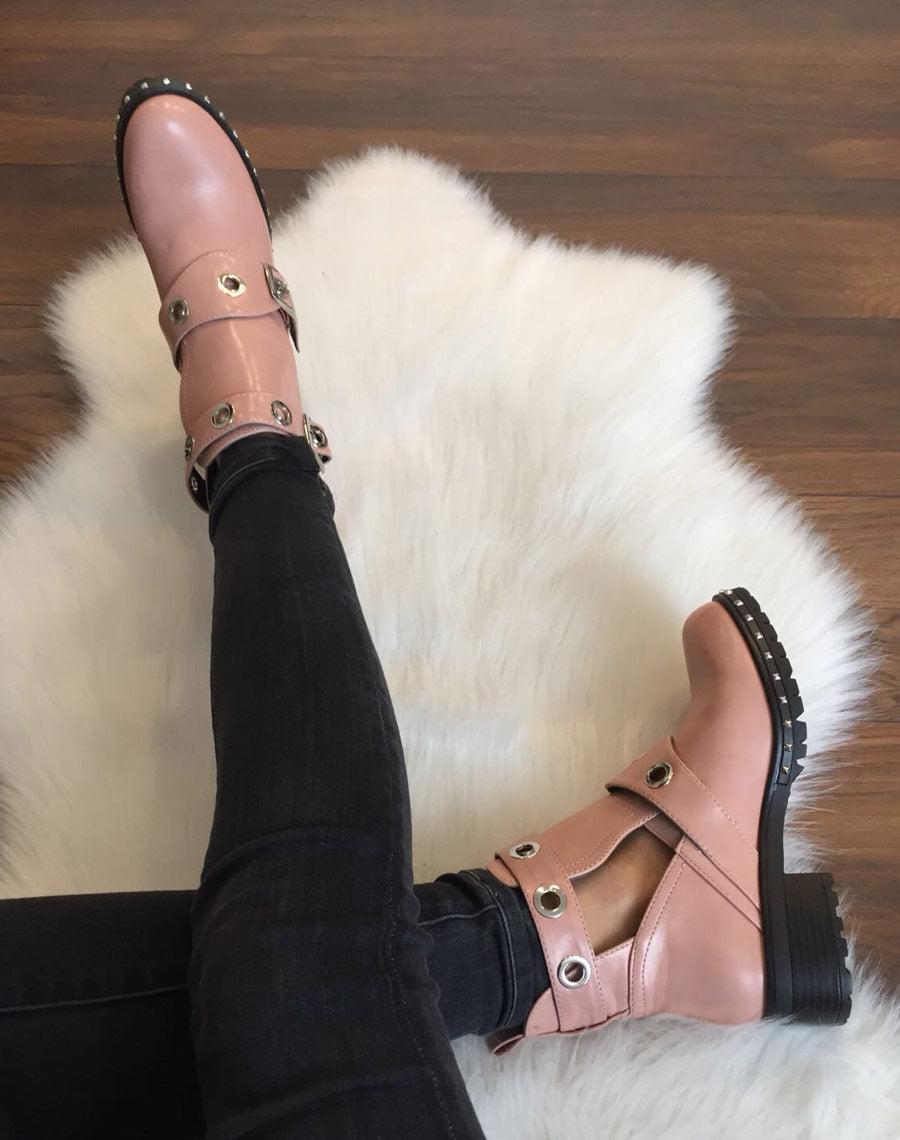 Bottines roses plates ajourées œillets