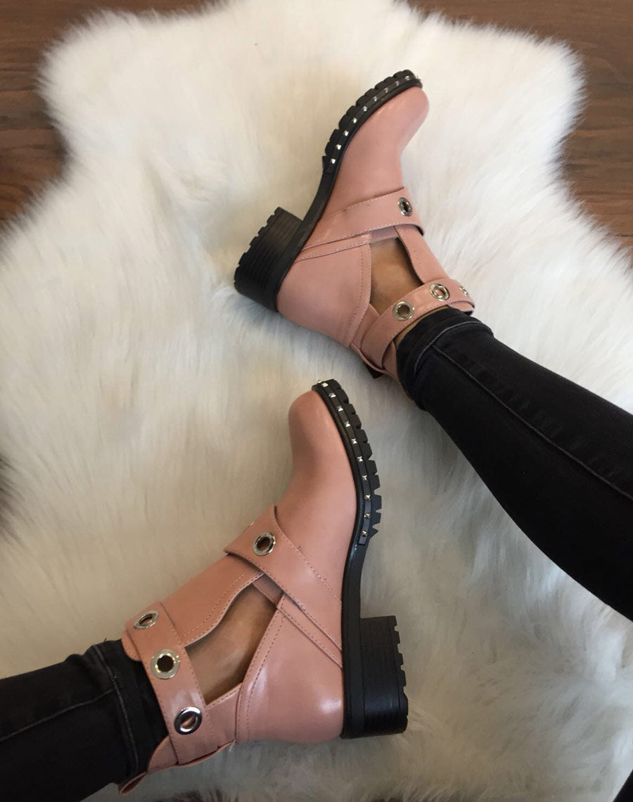 Bottines roses plates ajourées œillets