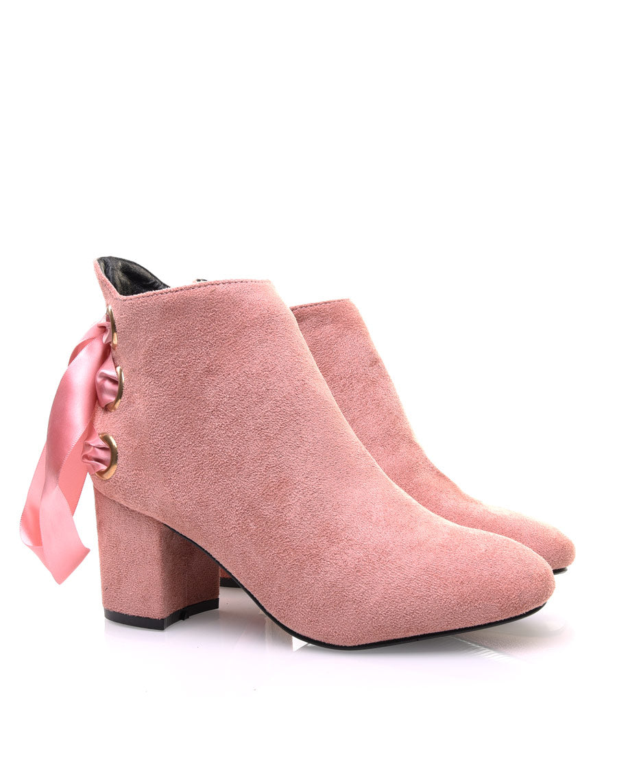 Bottines roses talons mi hauts lacets en satin