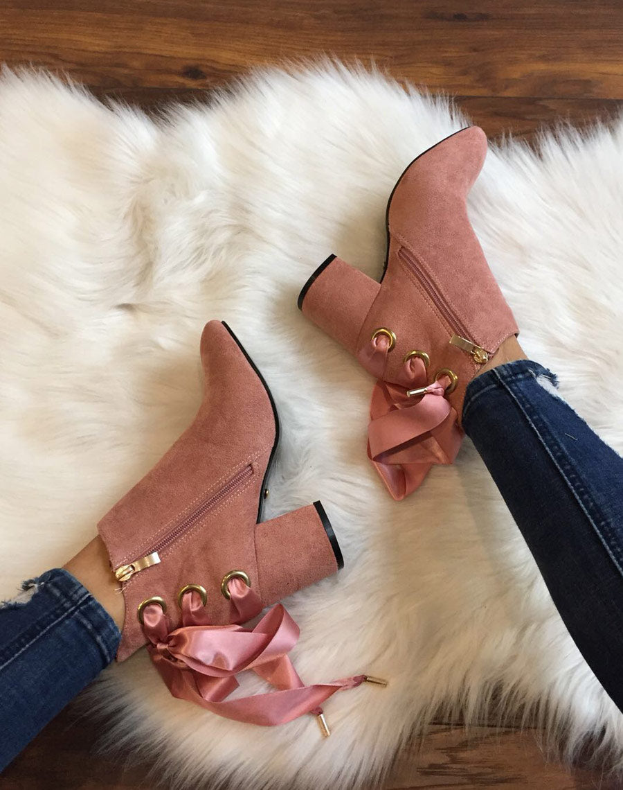 Bottines roses talons mi hauts lacets en satin